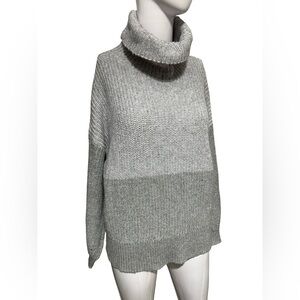 American Eagle Outfitters Light Gray Turtleneck Sweater